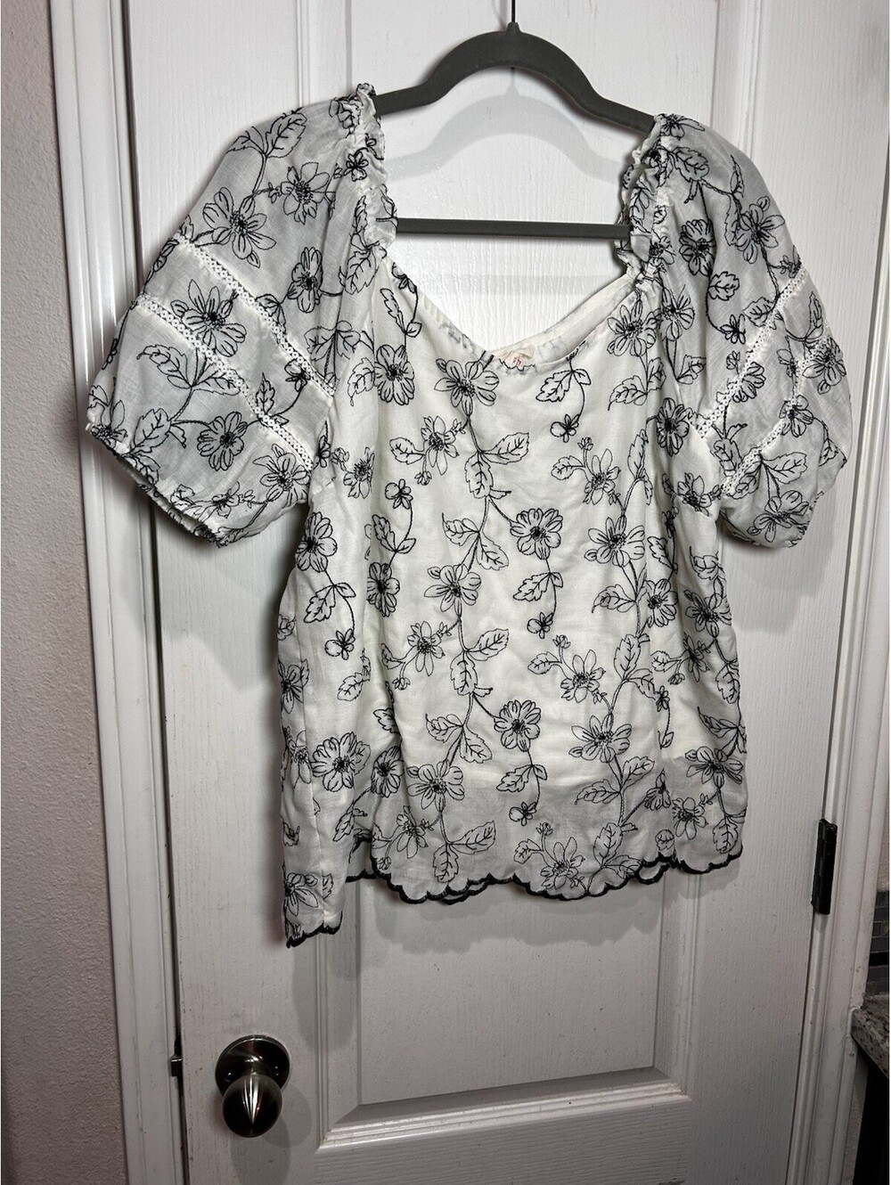 Women’s SOLITAIRE Floral Embroidered Top Sz XL BLACK WHITE PUFF SLEEVE